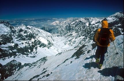 Scialpinismo in Marocco, Alto Atlante, Africa - La vista meravigliosa dal Monte Akioud sulla valle Mizane.