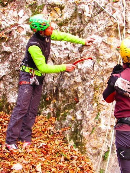 Drytooling a Ferrara di Monte Baldo - Luca Montanari spiega le tecniche del Dry tooling nella falesia Val dei Coali a Ferrara di Monte Baldo