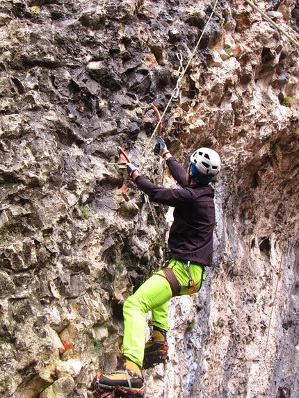 Drytooling a Ferrara di Monte Baldo - Dry tooling nella falesia Val dei Coali a Ferrara di Monte Baldo