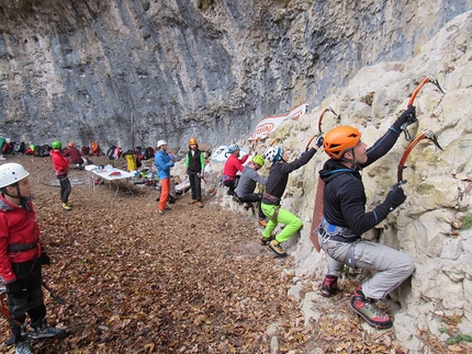 Drytooling a Ferrara di Monte Baldo - Durante il meeting di dry tooling nella falesia Val dei Coali a Ferrara di Monte Baldo nel 2016