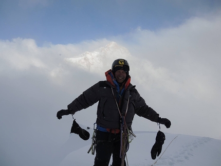 Phungi Peak, Himalaya, Nepal, Yury Koshelenko, Aleksei Lonchinskii - Yury Koshelenko in cima al Phungi Peak (6538 m), Himalaya, Nepal il 28/10/2017