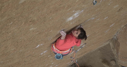 Nina Caprez To Bolt Or Not To Be Smith Rock - La climber svizzera Nina Caprez sulla storica To Bolt Or Not To Be a Smith Rock, il primo 5.14a/8b+ degli USA liberato dal francese Jean-Baptiste Tribout nel 1986.
