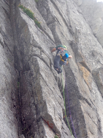 Ago di Nardis Presanella Clìnica de aventura - Durante la prima salita di Clìnica de aventura, parte ovest Ago di Nardis, Presanella (Francesco Maffei, Francesco Salvaterra 21/08/2017)