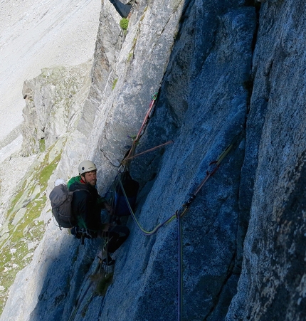Ago di Nardis Presanella Clìnica de aventura - Durante la prima salita di Clìnica de aventura, parte ovest Ago di Nardis, Presanella (Francesco Maffei, Francesco Salvaterra 21/08/2017)