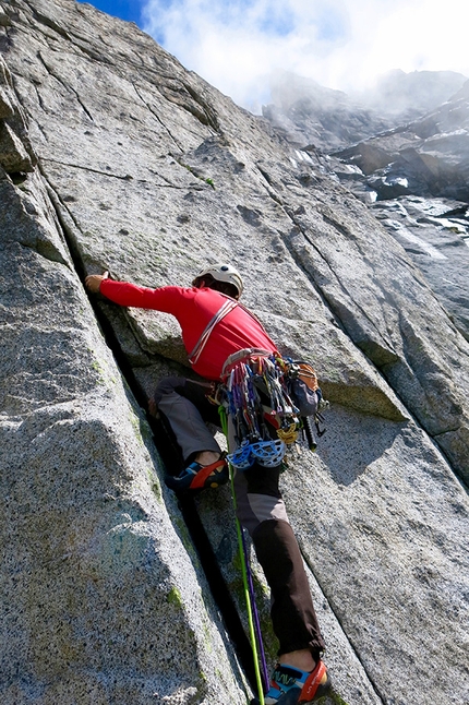 Ago di Nardis Presanella Clìnica de aventura - Durante la prima salita di Clìnica de aventura, parte ovest Ago di Nardis, Presanella (Francesco Maffei, Francesco Salvaterra 21/08/2017)