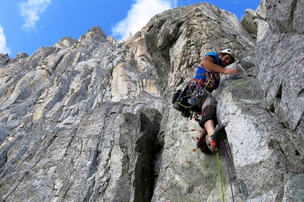 Ago di Nardis Presanella Clìnica de aventura - Francesco Maffei durante la prima salita di Clìnica de aventura, parte ovest Ago di Nardis, Presanella, aperta insieme a Francesco Salvaterra il 21/08/2017