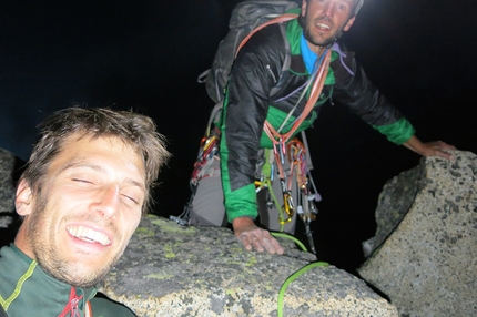 Ago di Nardis Presanella Clìnica de aventura - Francesco Salvaterra e Francesco Maffei durante la prima salita di Clìnica de aventura, parte ovest Ago di Nardis, Presanella (21/08/2017)