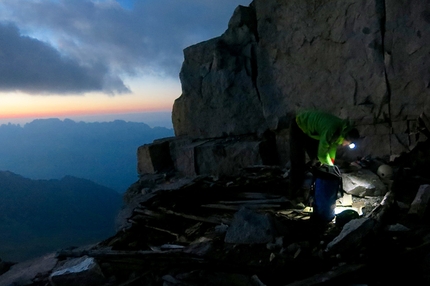Ago di Nardis Presanella Clìnica de aventura - Durante la prima salita di Clìnica de aventura, parte ovest Ago di Nardis, Presanella (Francesco Maffei, Francesco Salvaterra 21/08/2017)
