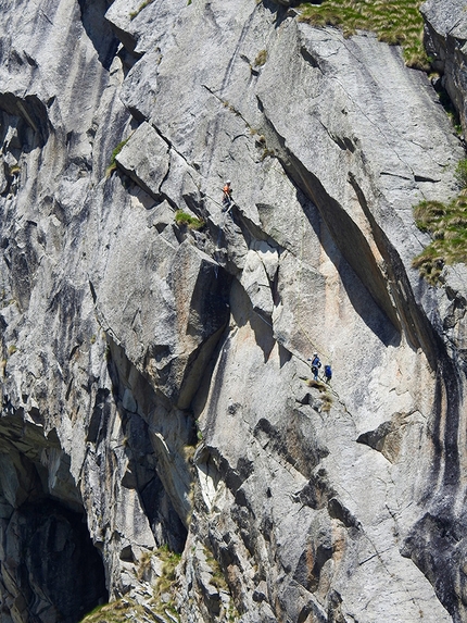 Croz del Rifugio Presanella La sirenetta - Francesco Salvaterra e Chiara Stenghel durante l'apertura di La sirenetta, Croz del Rifugio settore dx, Val d'Amola, Presanella.