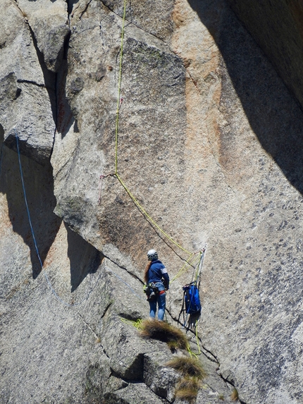 Croz del Rifugio Presanella La sirenetta - Durante l'apertura di La sirenetta, Croz del Rifugio settore dx, Val d'Amola, Presanella (Francesco Salvaterra, Chiara Stenghel 27/07/2017)