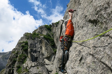 Croz del Rifugio Presanella La sirenetta - Francesco Salvaterra durante l'apertura di La sirenetta, Croz del Rifugio settore dx, Val d'Amola, Presanella.