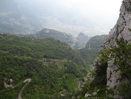 Via Fabio Comini Padaro Arco - Via Fabio Comini, parete di Padaro, Arco: la veduta dalla parete