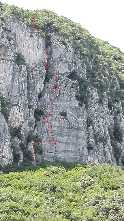 Via Fabio Comini Padaro Arco - Il tracciato della via Fabio Comini, parete di Padaro, Arco (Alex Bertolini, Leonardo Martinelli 06-07/2017)