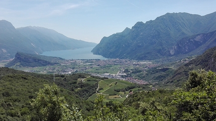 Via Fabio Comini Padaro Arco - Via Fabio Comini, parete di Padaro, Arco: the view from the last belay onto Lake Garda