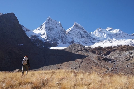 Rungofarka Himalaya, Tino Villanueva, Alan Rousseau - Heading towards Rungofarka, Zanskar massif, Himalaya, climbed alpine style over 5 days by Alan Rousseau and Tino Villanueva in October 2017.  Pk. 5780 on the left, Rungofarka 6495 m in the middle and Pinnacle Peak 6930m on the right