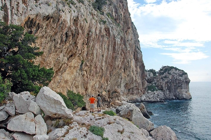 Arrampicata sul mare - Un settore vergine a Biddirioscottai, Sardegna. Chiodare o non chiodare? Oggi Biddiriscottai è uno delle zone più a rischio in Italia per la corrosione interna dell'acciaio inox.