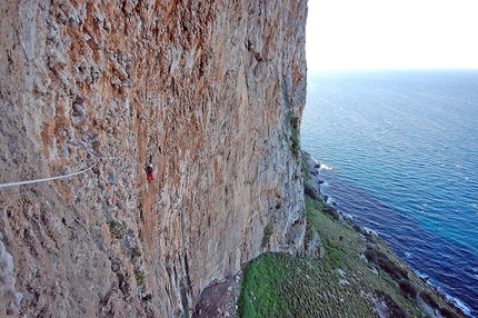 Ambiente marino: arrampicata sportiva o terreno di avventura?