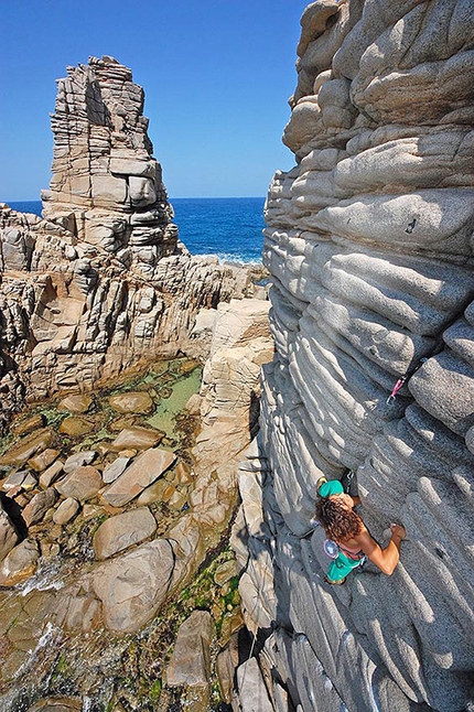 Arrampicata sul mare - Le scogliere di Capo Pecora in Sardegna domandano allo scalatore l'uso di protezioni mobili. Ma la roccia, malgrado le apparenze, è spesso fragile e traditrice.