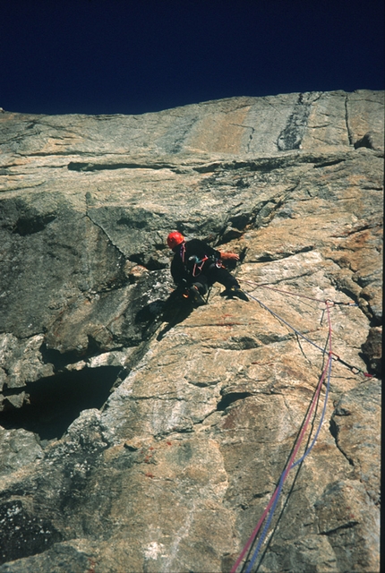 Monte Bianco Aiguille Noire de Peuterey, Maurizio Oviglia, Erik Svab - Durante la prima salita di Nero su Bianco, Parete SE Punta Brendel, Aiguille Noire de Peuterey, Monte Bianco (Maurizio Oviglia, Erik Svab)