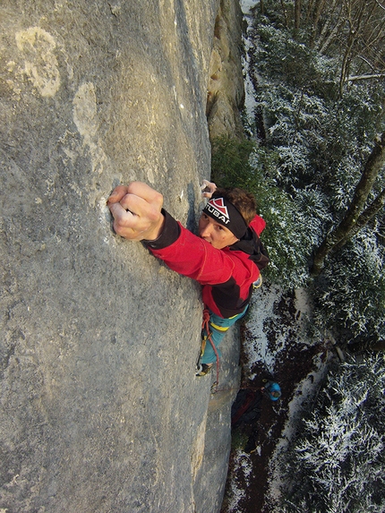 Bimbaluna Saint Loup Alessandro Zeni - Alessandro Zeni sulle micro tacche di Bimbaluna a Saint Loup in Svizzera