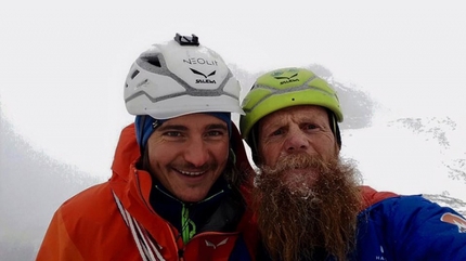 Torre Vitty Sella Dolomiti, Simon Gietl, Andrea Oberbacher - Simon Gietl e Andrea Oberbacher in cima alla cascata di ghiaccio alla Torre Vitty, Sella Dolomiti