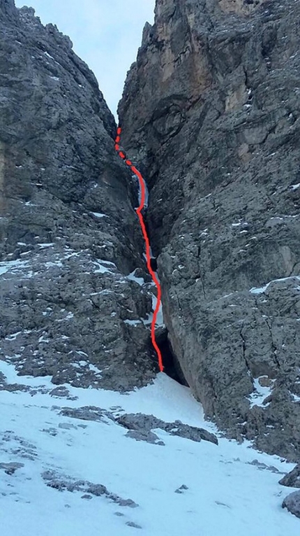Torre Vitty Sella Dolomites Simon Gietl, Andrea Oberbacher - The line of the icefall up Torre Vitty, Sella, Dolomites