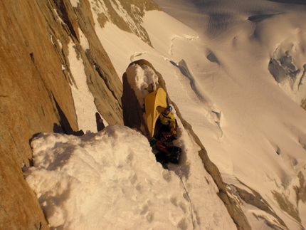 Patagonia - Fühle dich stark, aber nicht unsterblich, VII, A3, M5, 600m,  Aguja Poincenot (3036m), Patagonia. First ascent Simon Gietl & Roger Schäli 12/2009