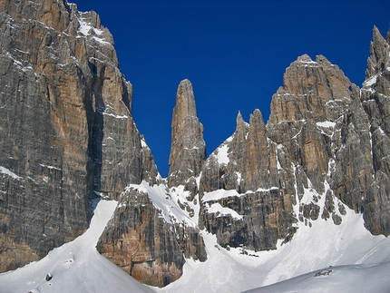 Sci alpinismo nelle Dolomiti di Brenta - Dolomiti di Brenta scialpinismo:  Il Campanil Basso, uno 'dei simboli' più conosciuti del Brenta, soprattutto d’estate. D’inverno alla base delle sue pareti passa uno degli itinerar più 'intigranti' delle Dolomiti. di Brenta… il 'Tour degli Sulmini'. Cosi vengono chiamati questi campanili in questa zona del Brenta