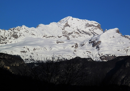 Sci alpinismo nelle Dolomiti di Brenta - Dolomiti di Brenta scialpinismo: sulla destra la Cima Soran. Nel centro della foto il Monte Ghez