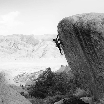 Fabian Buhl tre highball boulder a Bishop