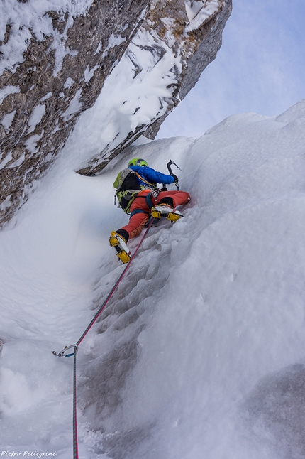 Monte Vigna Vaga - Durante l'apertura della nuova via sulla parete nord di Monte Vigna Vaga (Valentino Cividini, Giambattista Cattaneo, Pietro Pellegrini 16/12/2017)