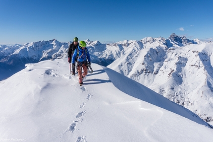 Monte Vigna Vaga - Durante l'apertura della nuova via sulla parete nord di Monte Vigna Vaga (Valentino Cividini, Giambattista Cattaneo, Pietro Pellegrini 16/12/2017)