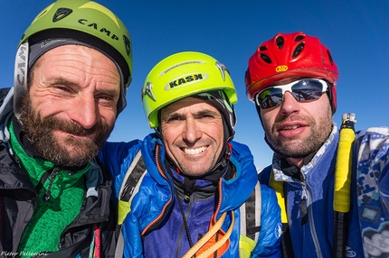 Monte Vigna Vaga - Durante l'apertura della nuova via sulla parete nord di Monte Vigna Vaga (Valentino Cividini, Giambattista Cattaneo, Pietro Pellegrini 16/12/2017)