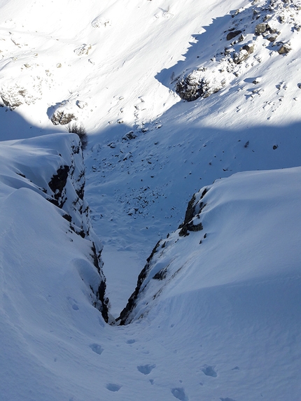 Holly, Valle di Trona, Cristian Candiotto, Benigno Balatti - Making the first ascent of Via Holly, Cima di Stanislao, Valle di Trona (Benigno Balatti, Cristian Candiotto, 19/12/2017)