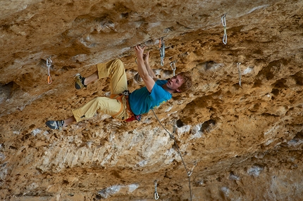 Riccardo Moretti climbs Grandi Gesti at Sperlonga