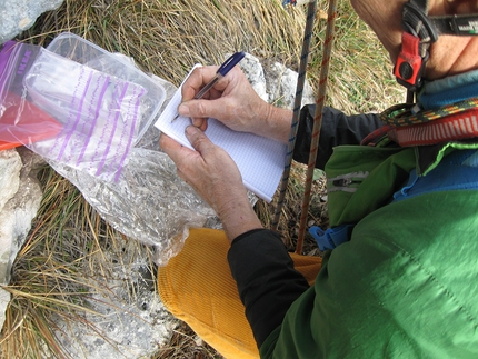 Monte Pubel, Valsugana - Alpinisti senza Rolex al Monte Pubel: firma del libro di via alla sosta 9