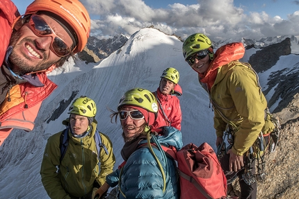 Zanskar, Indian Himalaya, Michi Groher, Thomas Holler, Timo Moser, Barbara Vigl, Lorin Etzel - Michi Groher, Thomas Holler, Timo Moser, Barbara Vigl and Lorin Etzel at the end of day 1 during their ascent of Cerro Zanskar