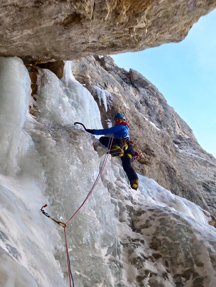 Val Mesdì, Sella, Dolomiti, Simon Gietl, Andrea Oberbacher - Simon Gietl e Andrea Oberbacher salgono la colata in Val de Mesdì, Sella, Dolomiti, dicembre 2016