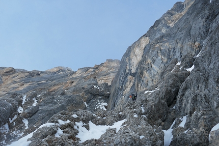 Civetta, Dolomites, Solleder, Lettenbauer, Leo Billon, Max Bonniot, Benjamin Védrines - Winter ascent of the Solleder - Lettenbauer up Civetta, Dolomites: Léo Billon climbing the 6a pitch on day 2