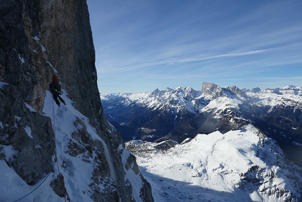 Civetta, Dolomiti, Solleder, Lettenbauer, Leo Billon, Max Bonniot, Benjamin Védrines - Invernale Solleder - Lettenbauer Civetta, Dolomiti: il traverso prima del Cristallo, giorno 2