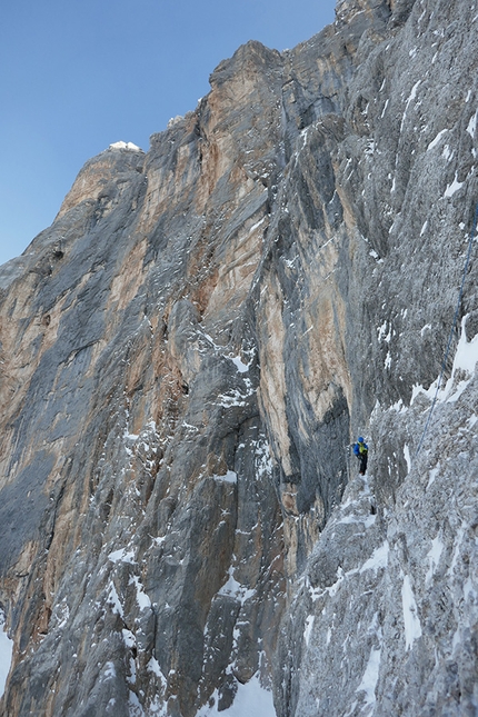 Civetta, Dolomites, Solleder, Lettenbauer, Leo Billon, Max Bonniot, Benjamin Védrines - Winter ascent of the Solleder - Lettenbauer up Civetta, Dolomites: Benjamin Védrines on the 60 meter traverse on day 2