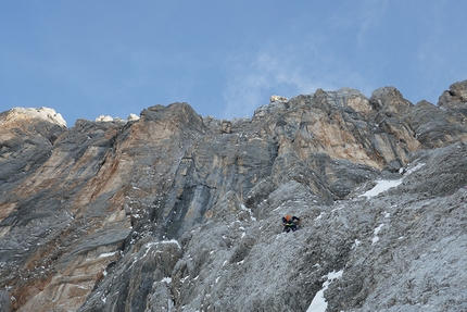 Civetta, Dolomites, Solleder, Lettenbauer, Leo Billon, Max Bonniot, Benjamin Védrines - Winter ascent of the Solleder - Lettenbauer up Civetta, Dolomites: Léo Billon climbing the slabs before the Cristallo on day 2