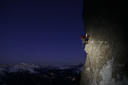 Civetta, Dolomites, Solleder, Lettenbauer, Leo Billon, Max Bonniot, Benjamin Védrines - Winter ascent of the Solleder - Lettenbauer up Civetta, Dolomites: Max Bonniot starts day 3 by climbing a 6a pitch