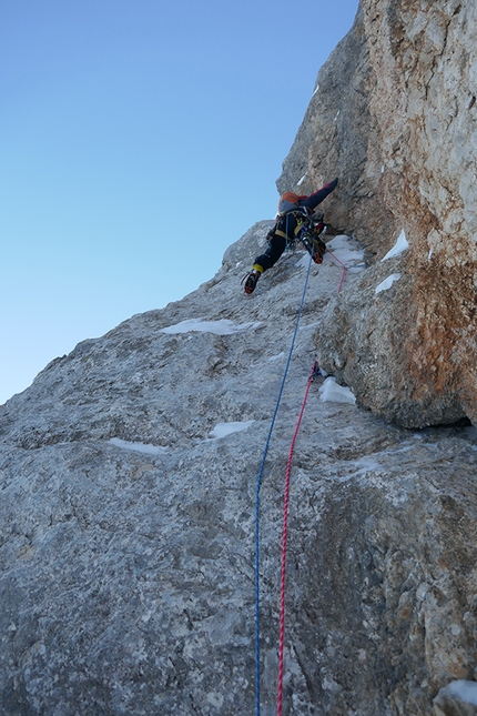 Civetta, Dolomites, Solleder, Lettenbauer, Leo Billon, Max Bonniot, Benjamin Védrines - Winter ascent of the Solleder - Lettenbauer up Civetta, Dolomites: Max Bonniot climbing a grade V pitch on day 3