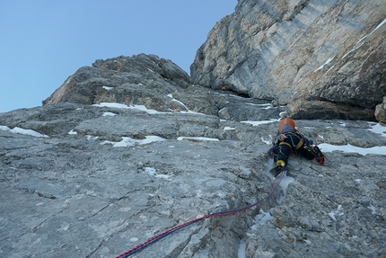 Civetta, Dolomiti, Solleder, Lettenbauer, Leo Billon, Max Bonniot, Benjamin Védrines - Invernale Solleder - Lettenbauer Civetta, Dolomiti: Max Bonniot sale un tiro di IV nel grande diedro, giorno 3