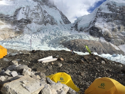 Everest, sguardi al campo base del tentativo di salita invernale di Alex Txikon