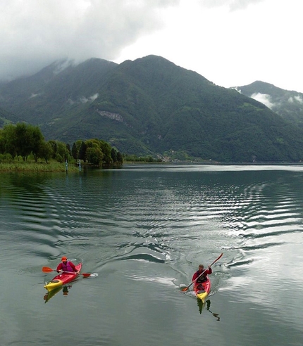 Traversata Integrale confine provincia di Bergamo, Luca Bonacina, Zeno Lugoboni - Traversata Integrale confine provincia di Bergamo: l'arrivo in Kayak a Costa Volpino