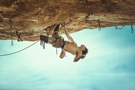 Adam Ondra resolves La Teoria del Gesto at Sperlonga