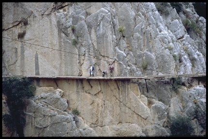 El Chorro, Spagna - Chiodatori a fine giornata rientrano dalle gole lungo la passerella (El Chorro)