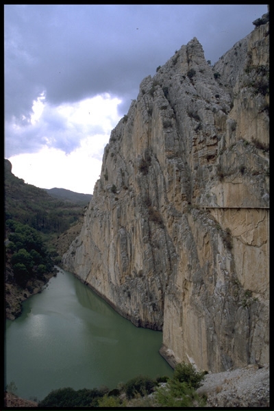 El Chorro, Spagna - Pareti all'ingresso delle gole (El Chorro) è visibile a destra l'inizio della passerella